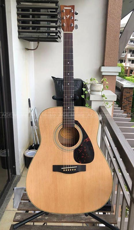 Dan-yamaha-f370-guitar-acoustic