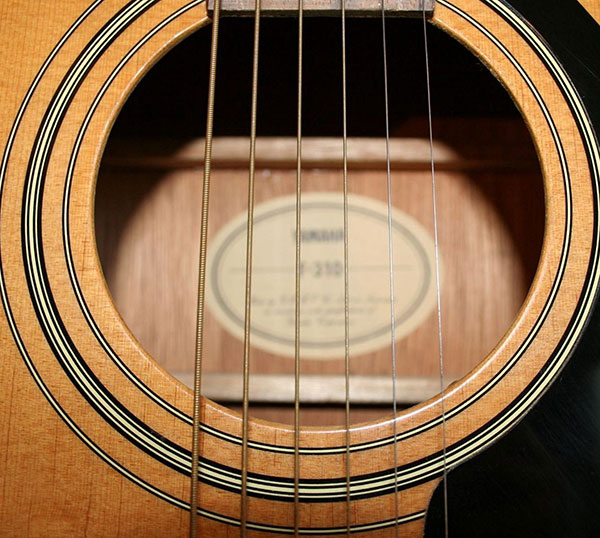 Lo-thoat-dan-guitar-yamaha-f310
