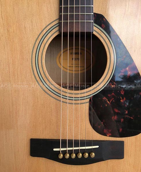 Mat-truoc-dan-yamaha-f370-guitar-acoustic