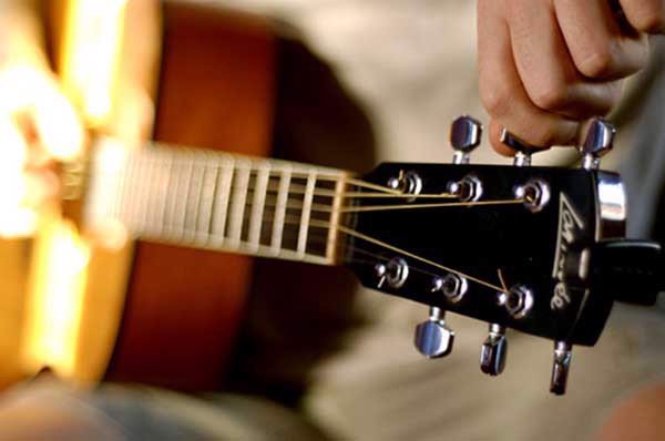 xem các bộ phận của đàn guitar khi mua