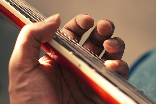 cách giảm đau đầu ngón tay khi mới học đàn guitar