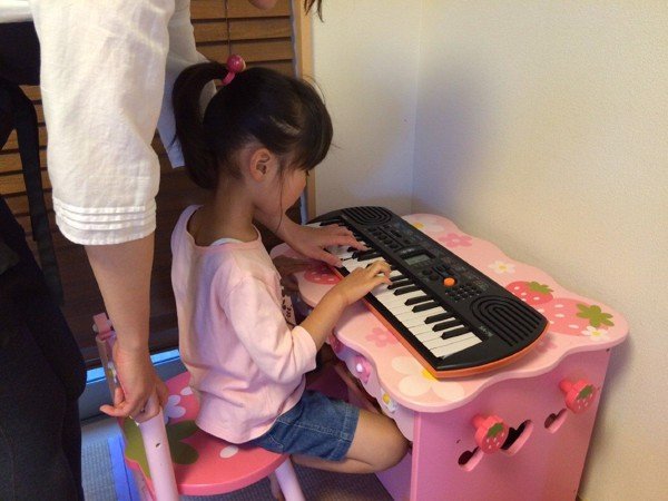 Trẻ đã có thể kiên nhẫn và tập trung học chơi organ