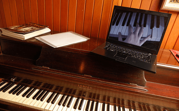 Tìm video hướng dẫn tự học đàn piano