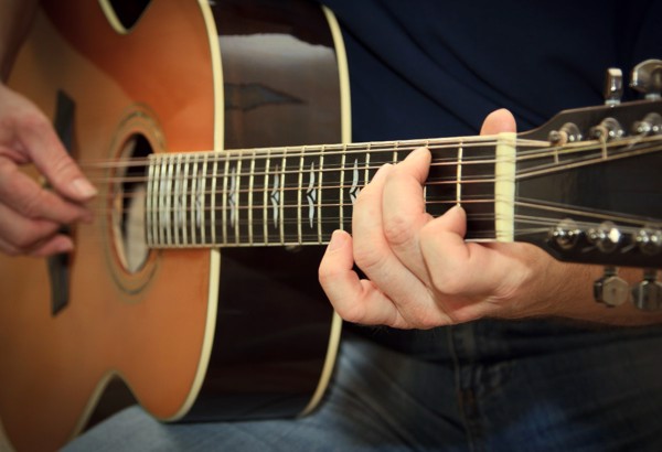 Cach-bao-quan-dan-guitar-yamaha-dung-cach-de-tang-do-ben-khi-su-dung-3