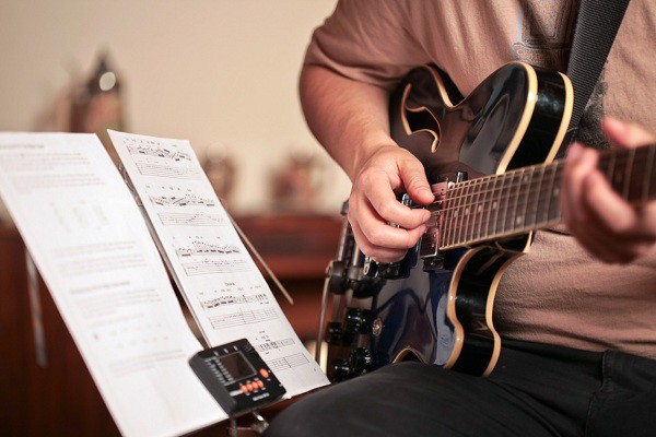 Nen-tu-hoc-dan-guitar-tai-nha-hay-hoc-tai-trung-tam-2