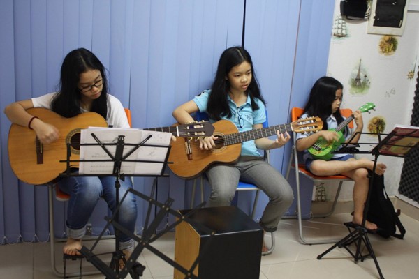 Nen-tu-hoc-dan-guitar-tai-nha-hay-hoc-tai-trung-tam-3
