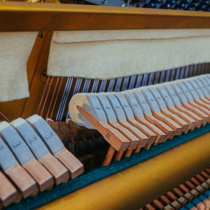 Dan-piano-co-upright-yamaha-u1e-7