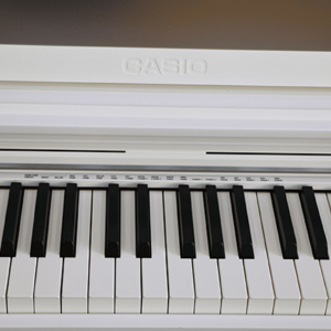 Casio-ap-s200-dan-piano-dien-mau-trang-ban-phim-giua