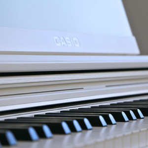 Casio-ap-s200-dan-piano-dien-mau-trang-mat-phim