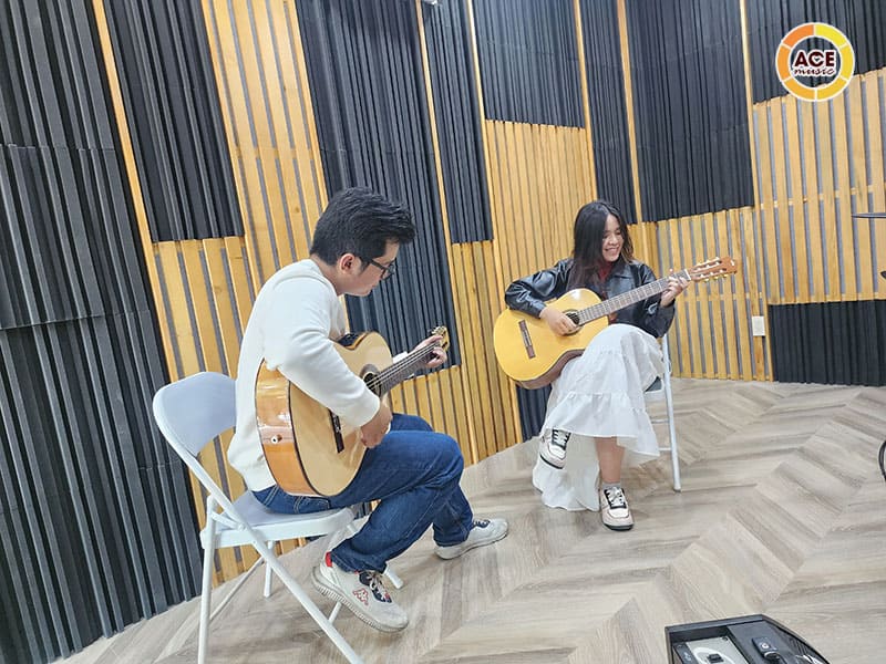 Hoc-vien-dan-guitar-acemusic-21