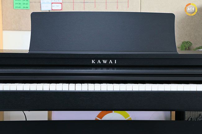 Kawai-cx202-dan-piano-dien-mat-phim-giua