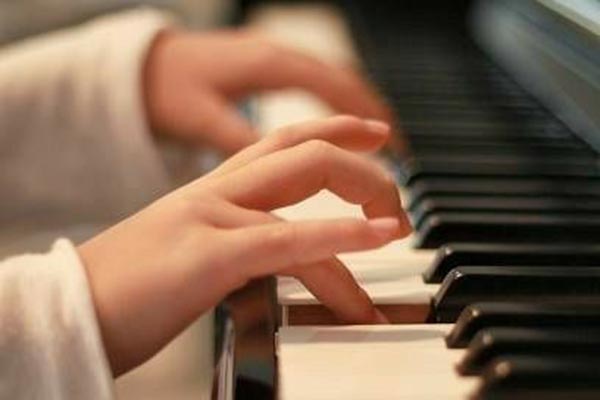 Tu-hoc-piano-tai-nha-dung-cach-lo-trinh-cho-nguoi-moi-1