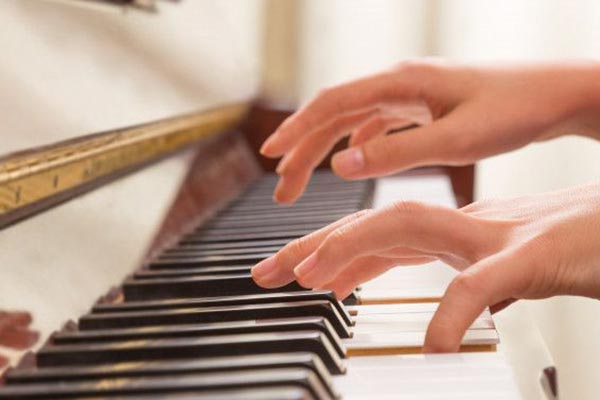Tu-hoc-piano-tai-nha-dung-cach-lo-trinh-cho-nguoi-moi-1b
