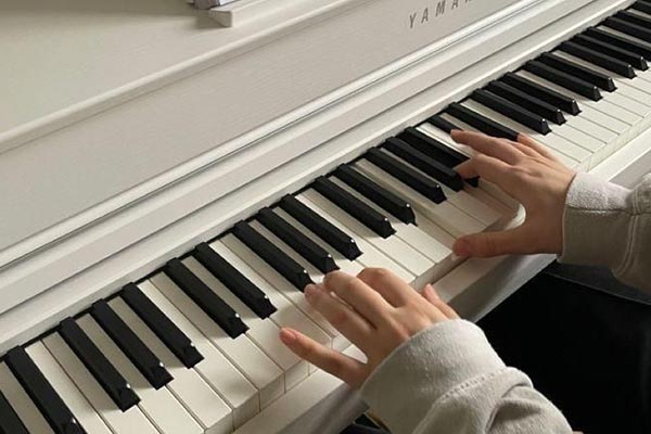 Tu-hoc-piano-tai-nha-dung-cach-lo-trinh-cho-nguoi-moi01a