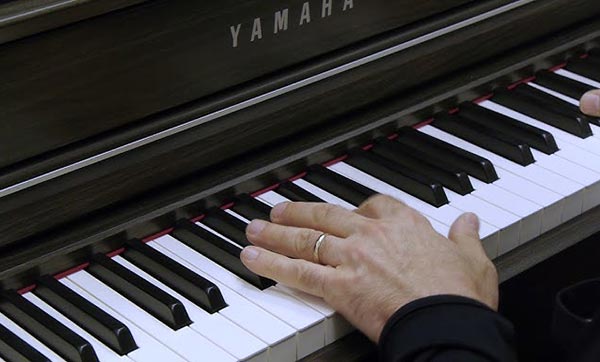 Cam-giac-phim-piano-dien-yamaha-co-giong-piano-co-khong