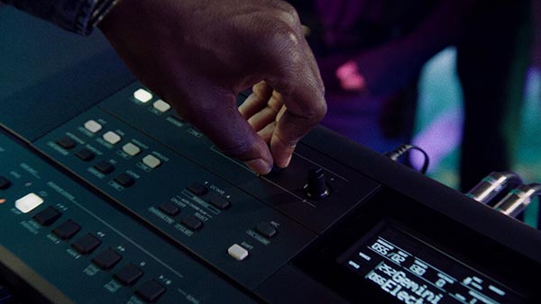 Dan-organ-keyboard-yamaha-psr-e483-bieu-dien