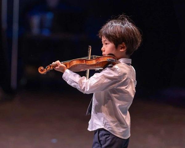 Lop-violin-cho-tre-em-o-thu-duc-hoc-1-kem-1-hay-hoc-nhom
