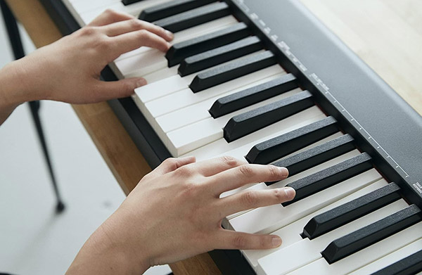 Cam-giac-phim-dan-piano-dien-casio-cdp-s110