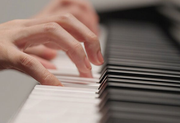 Cam-giac-phim-piano-yamaha-ydp-146
