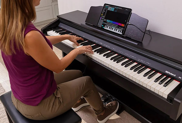 Dan-piano-dien-roland-rp30-ket-noi-thiet-bi-bang-cap